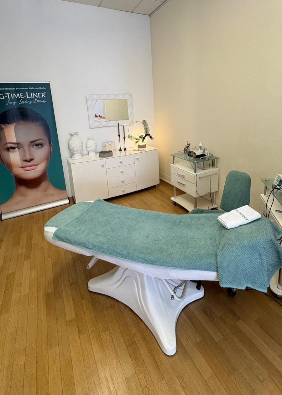 Behandlungsraum des Ateliers Long-Time-Beauty in München-Pasing mit Behandlungsliege und LONG-TIME-LINER®-Banner